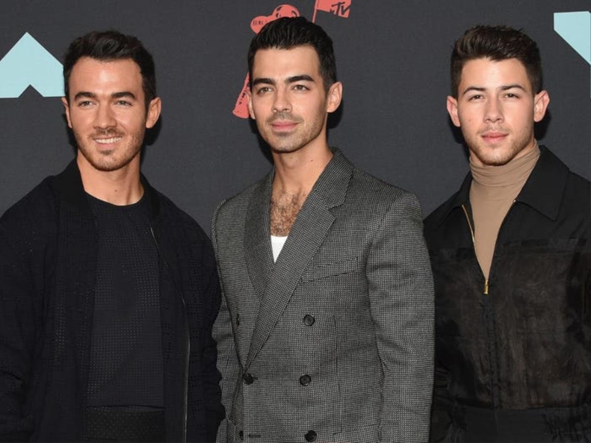 Hành trình lột xác từ cậu nhóc tóc xù thành quý ông quyến rũ của Jonas Brothers Ảnh 32