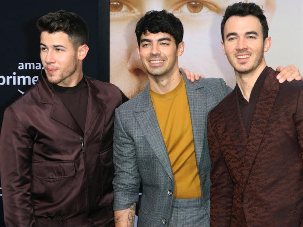 Hành trình lột xác từ cậu nhóc tóc xù thành quý ông quyến rũ của Jonas Brothers Ảnh 30