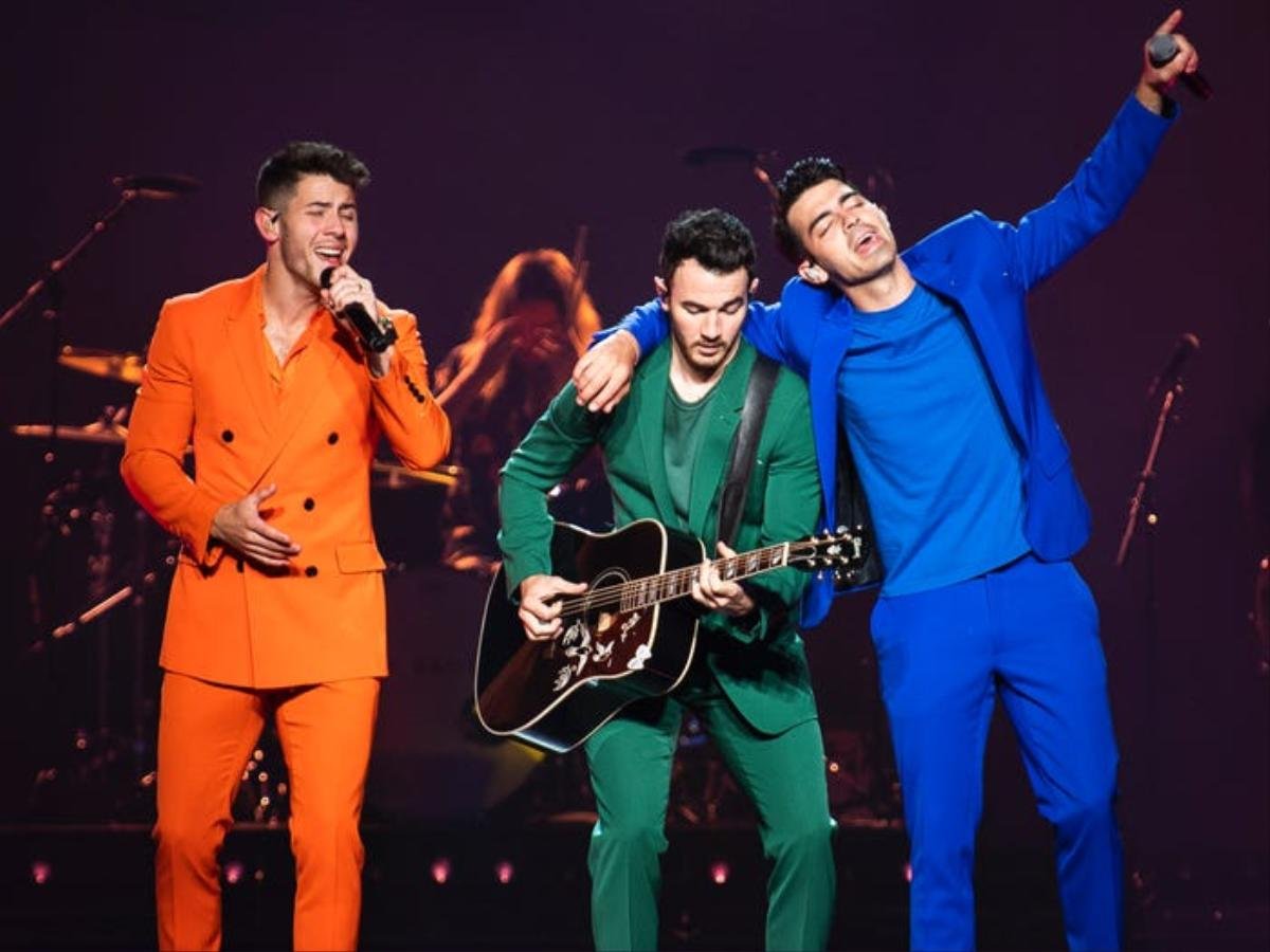 Hành trình lột xác từ cậu nhóc tóc xù thành quý ông quyến rũ của Jonas Brothers Ảnh 31