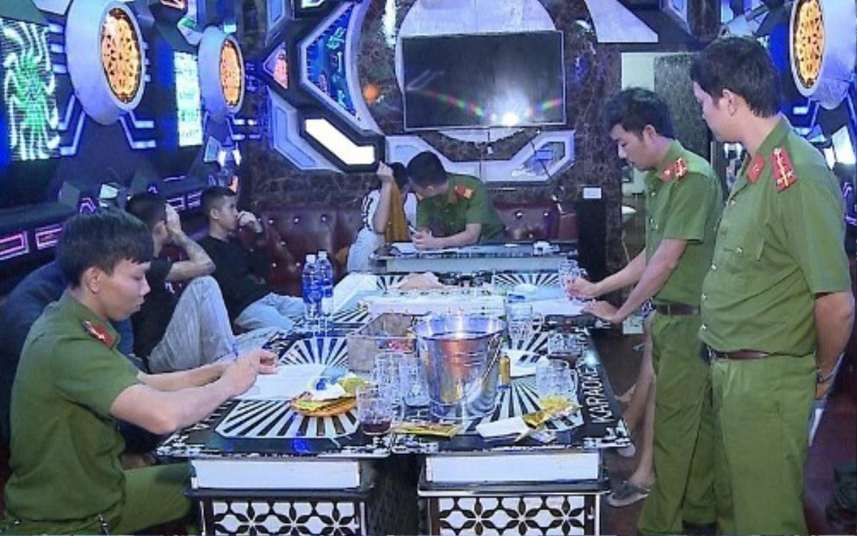 Kiểm tra đột xuất quán karaoke lúc rạng sáng, phát hiện 28 'dân chơi' đang 'phê' ma túy Ảnh 1