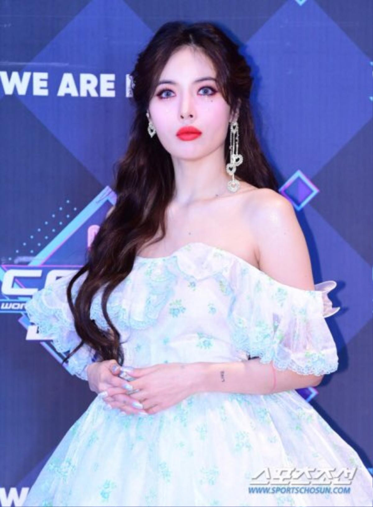 Fan HyunA nghẹn ngào nhận loạt quà siêu đáng yêu từ thần tượng tại hậu trường M countdown Ảnh 1