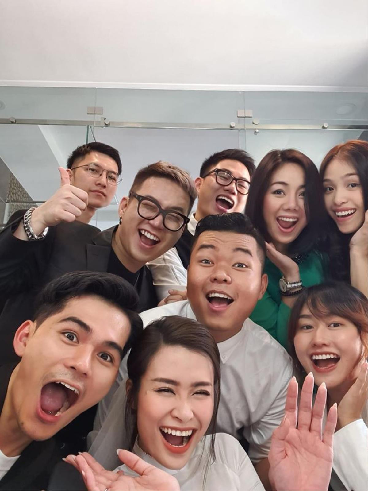 Đông Nhi nhắng nhít selfie cùng hội bạn thân trước giờ lấy chồng, cảm ơn ông trời đã cho Nhi - Thắng thấy nhau Ảnh 2