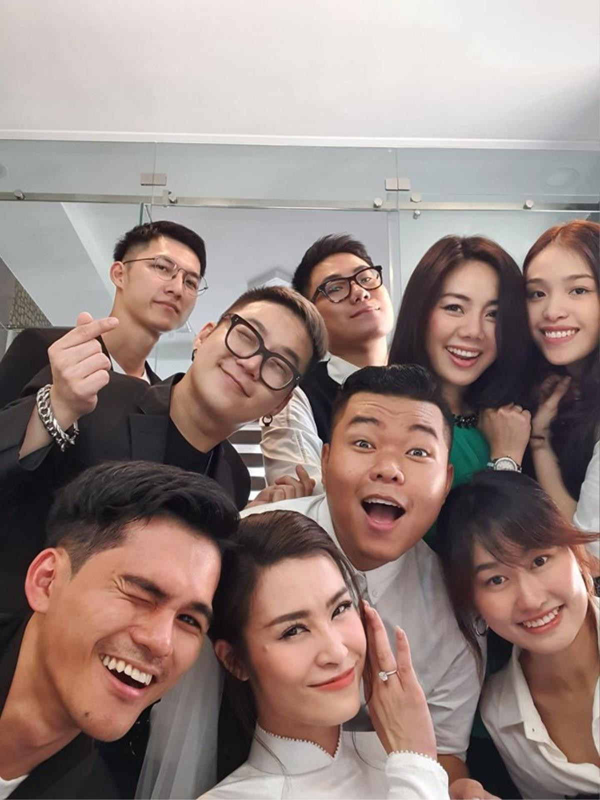 Đông Nhi nhắng nhít selfie cùng hội bạn thân trước giờ lấy chồng, cảm ơn ông trời đã cho Nhi - Thắng thấy nhau Ảnh 4