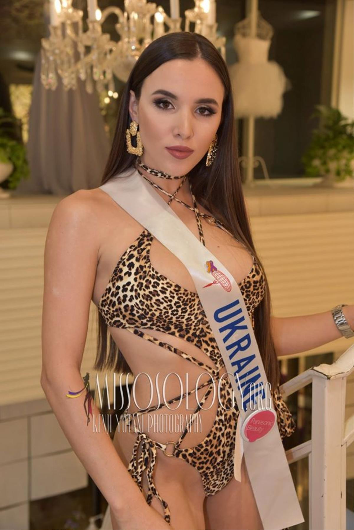 Bán kết Miss International: Đối thủ lộ mỡ thừa - đùi to ở phần thi áo tắm, Tường San chọn đồ thông minh Ảnh 7