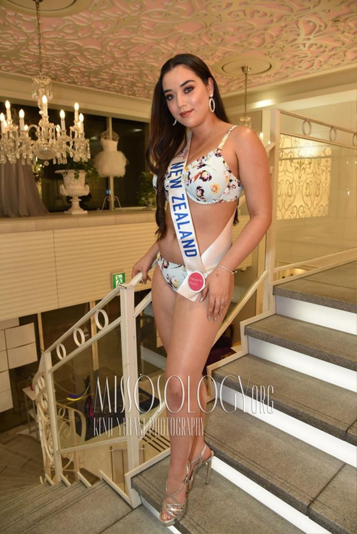 Bán kết Miss International: Đối thủ lộ mỡ thừa - đùi to ở phần thi áo tắm, Tường San chọn đồ thông minh Ảnh 6