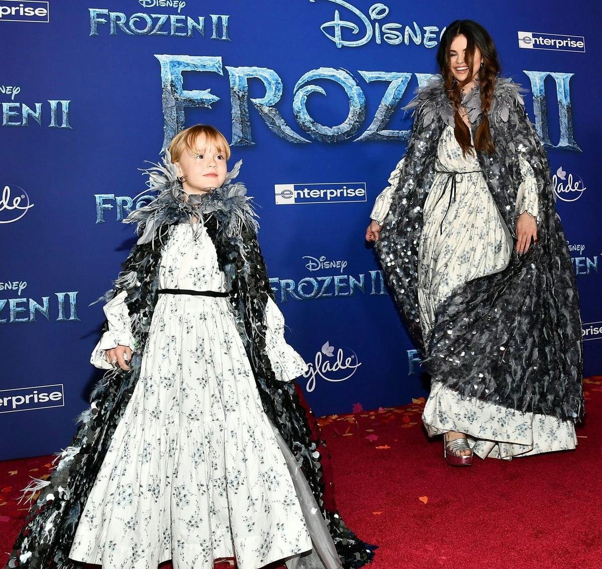 Selena Gomez cùng em gái hóa trang thành công chúa trên thảm đỏ 'Frozen 2' Ảnh 5