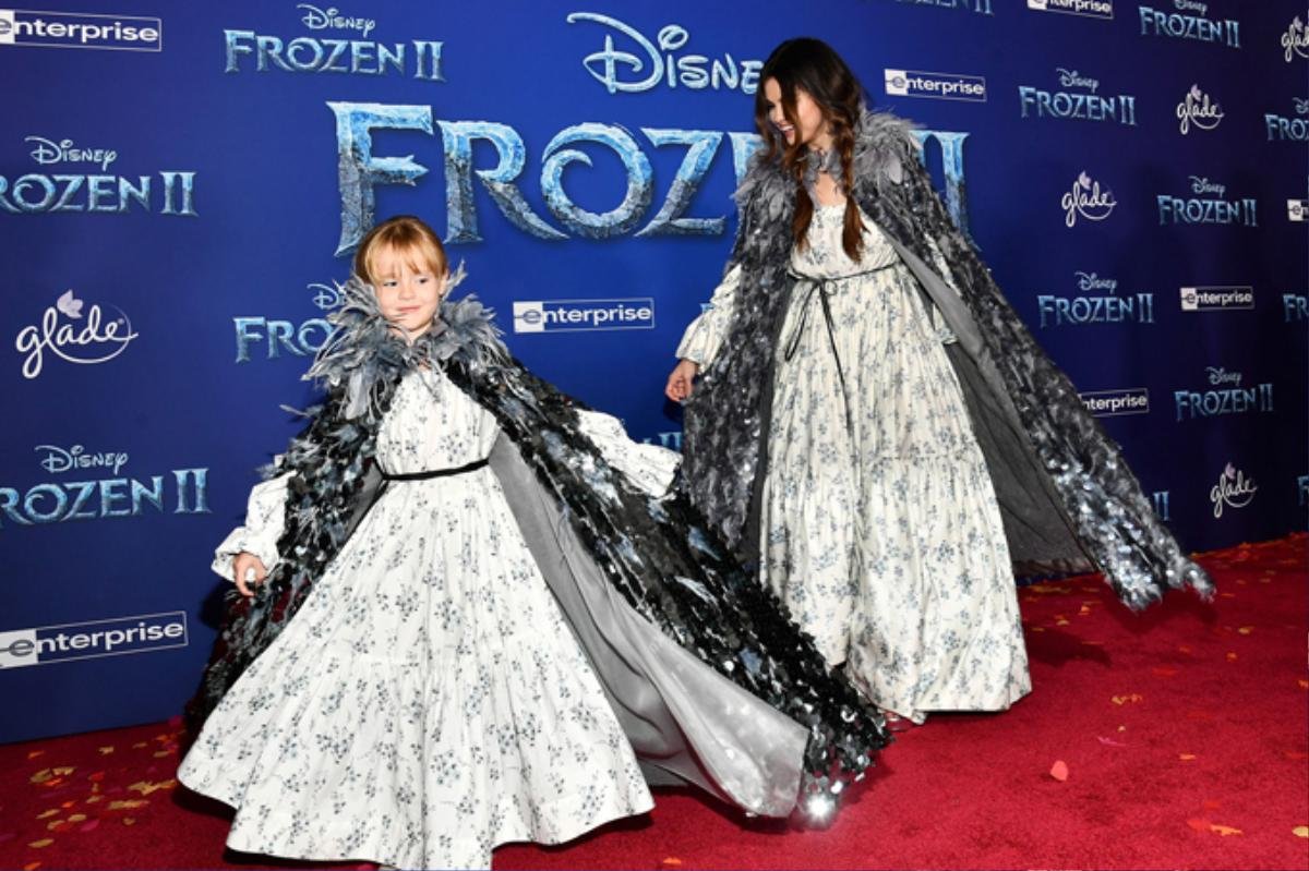 Selena Gomez cùng em gái hóa trang thành công chúa trên thảm đỏ 'Frozen 2' Ảnh 6