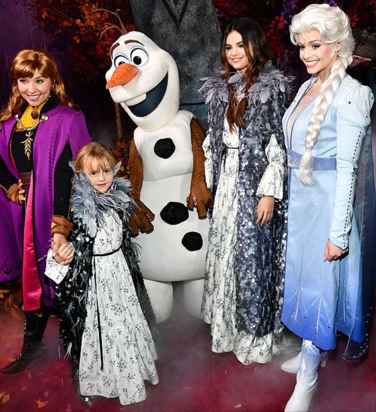 Selena Gomez cùng em gái hóa trang thành công chúa trên thảm đỏ 'Frozen 2' Ảnh 9