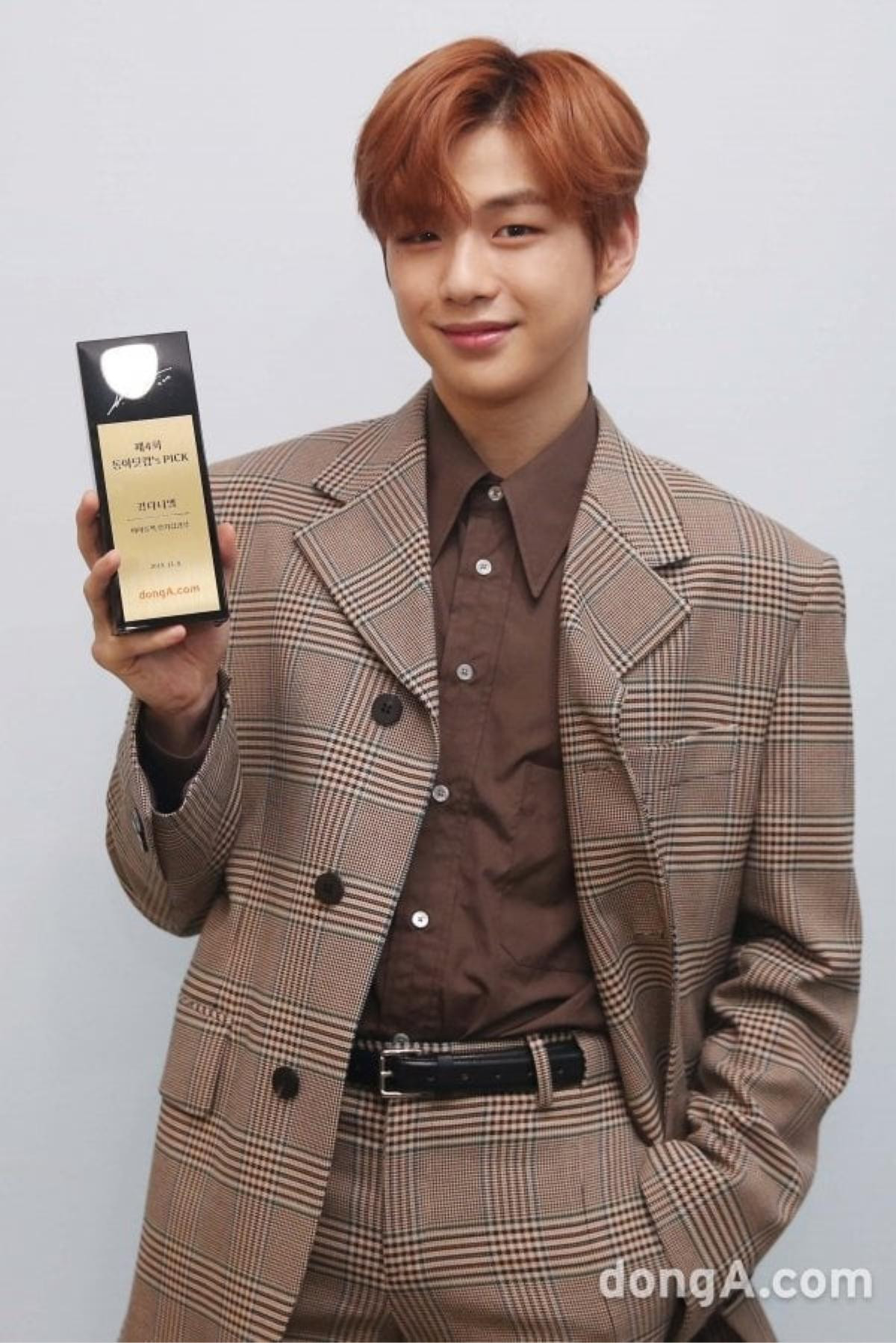 Số tuần đạt No.1 ấn tượng, Kang Daniel nhận được cúp kỉ niệm từ Idol Pick Ảnh 1