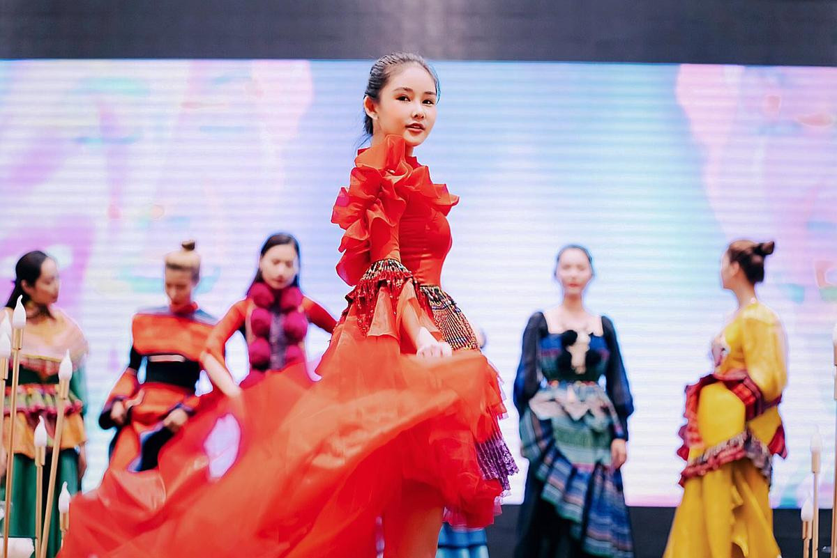 Lê Âu Ngân Anh đi thử váy áo, chuẩn bị tái xuất sàn catwalk Ảnh 1