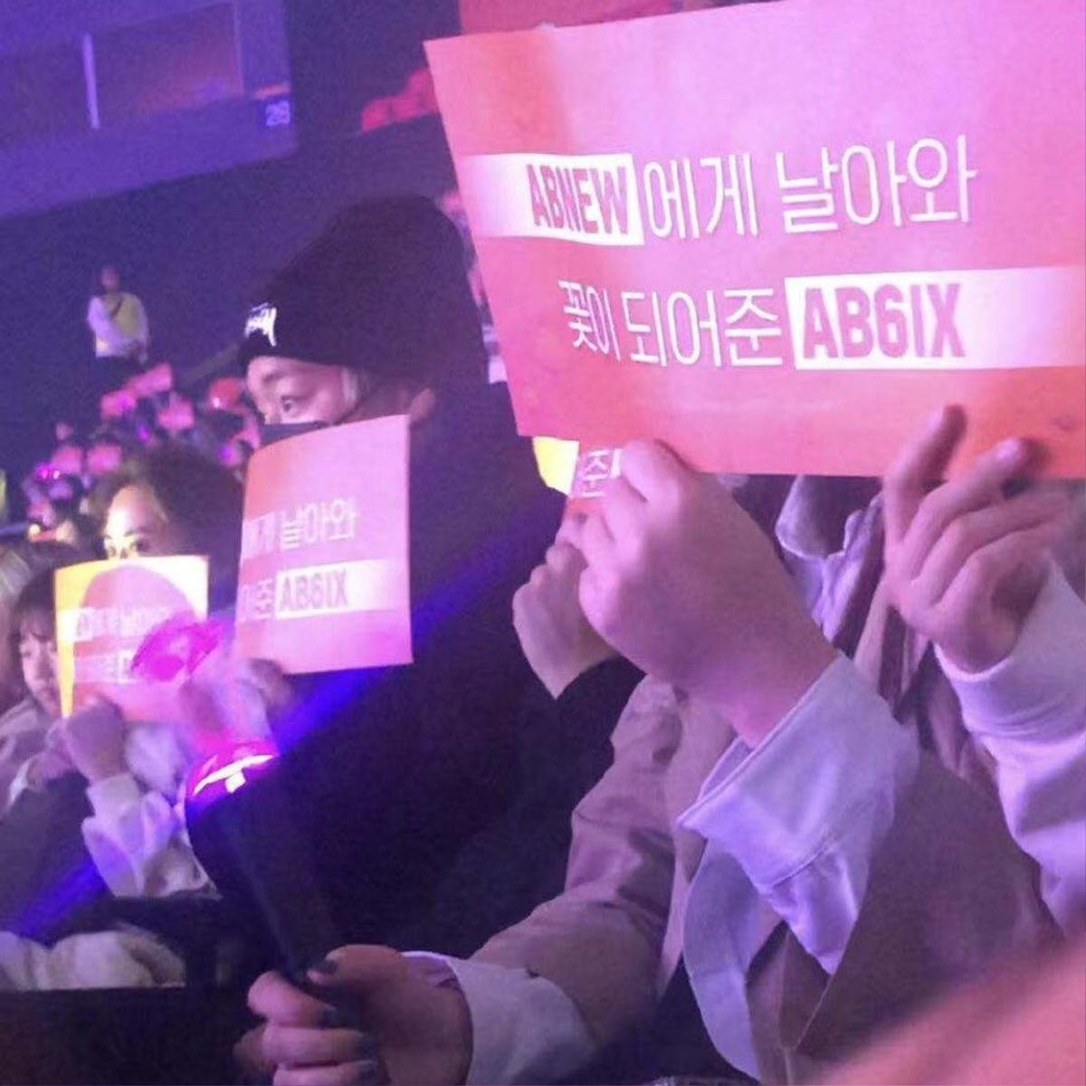 Fan Wanna One rần rần khi 'tiên tử nháy mắt' Park Jihoon đến concert cổ vũ cho Woojin và Daehwi Ảnh 2