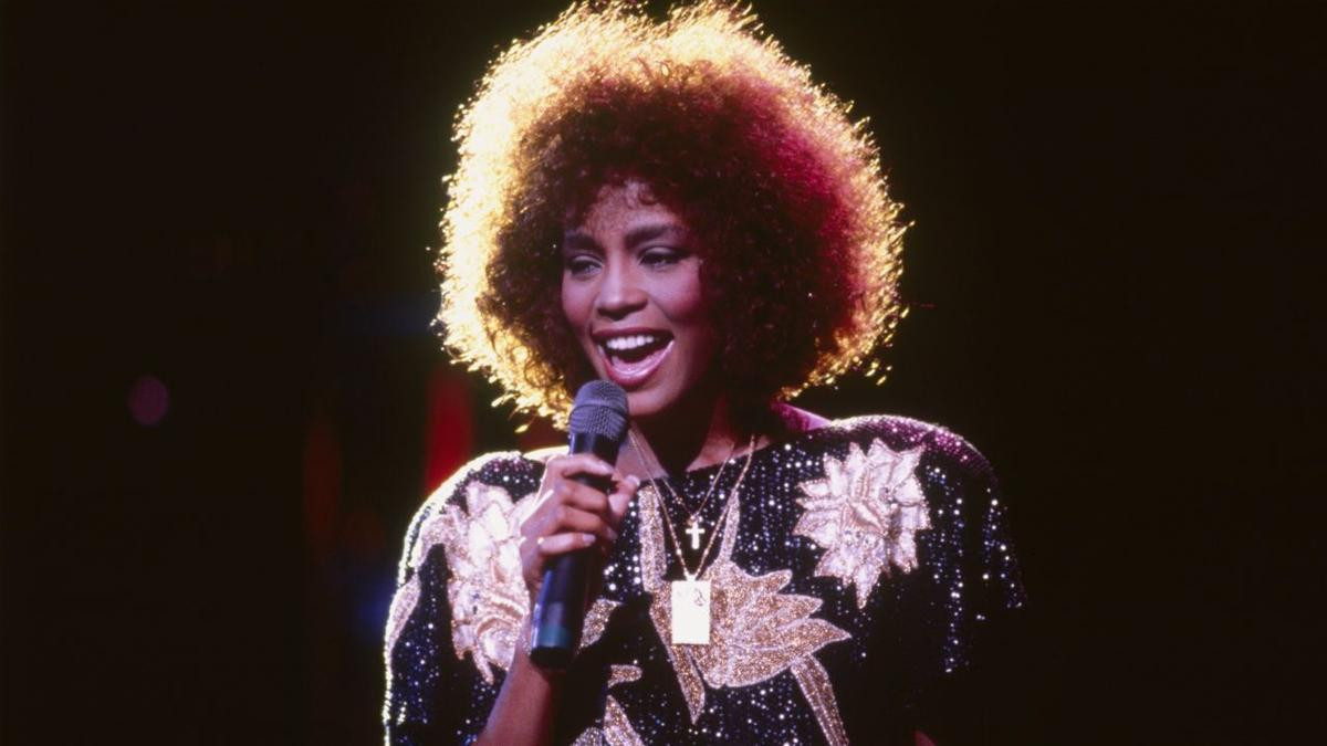 Sau 7 năm ngày mất, fan tìm ra clip huyền thoại quá cố Whitney Houston khóc lóc, gọi tên người tình đồng tính Ảnh 2