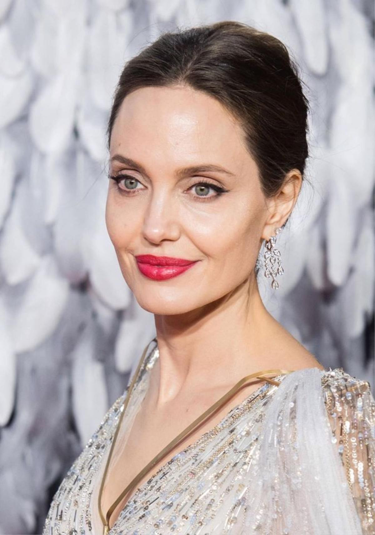 Angelina Jolie ngầu như nữ chính phim hành động khi đưa các con đi dạo biển Ảnh 8