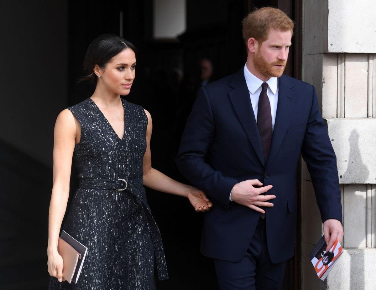 Ghi sổ 3 bí kíp mặc đồ đen toàn tập mà không gây nhàm chán của Meghan Markle Ảnh 5