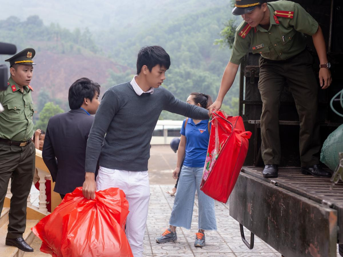 Á quân Mister Việt Nam 2019 - Quang Thắng được ngưỡng mộ không chỉ vì đẹp trai mà còn vì việc làm ấm áp này Ảnh 8