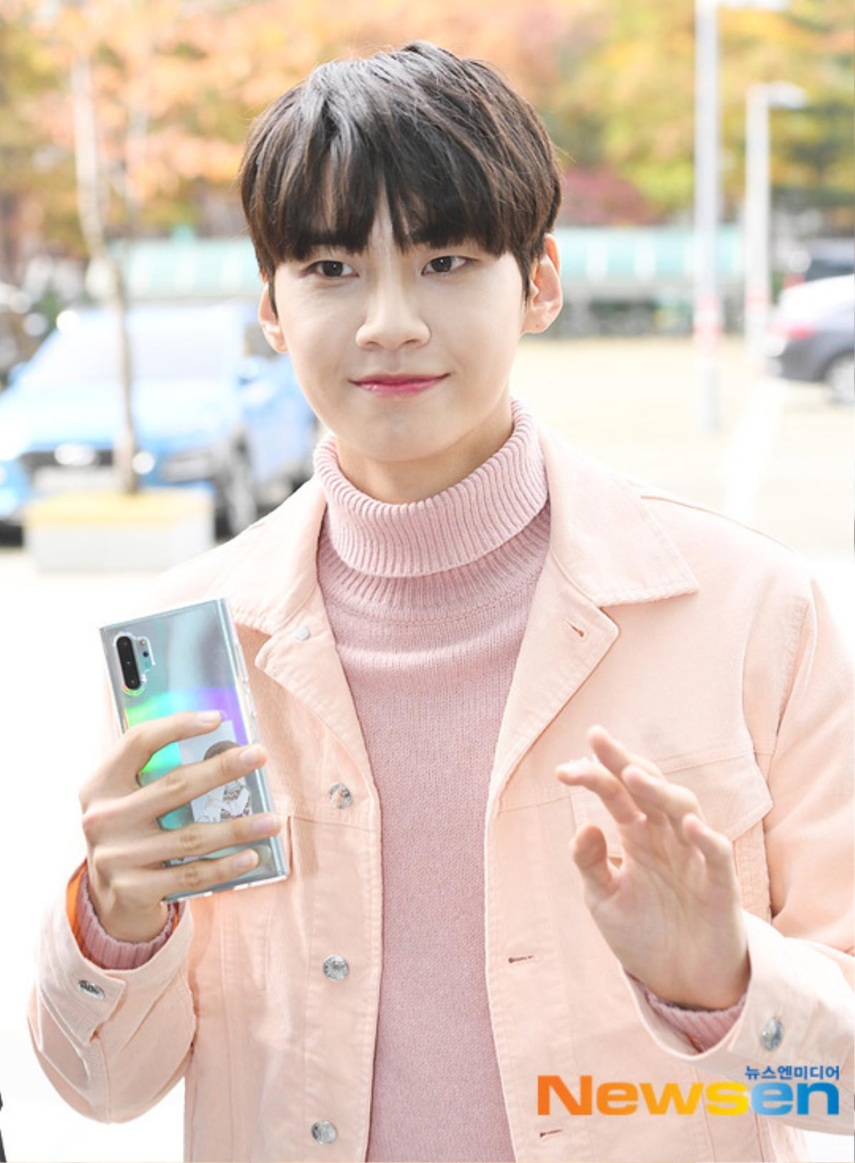 Jung Hae In - Lee Jin Hyuk (Produce X 101) và Hoa hậu Lee Honey bừng sáng tại trụ sở SBS Ảnh 8