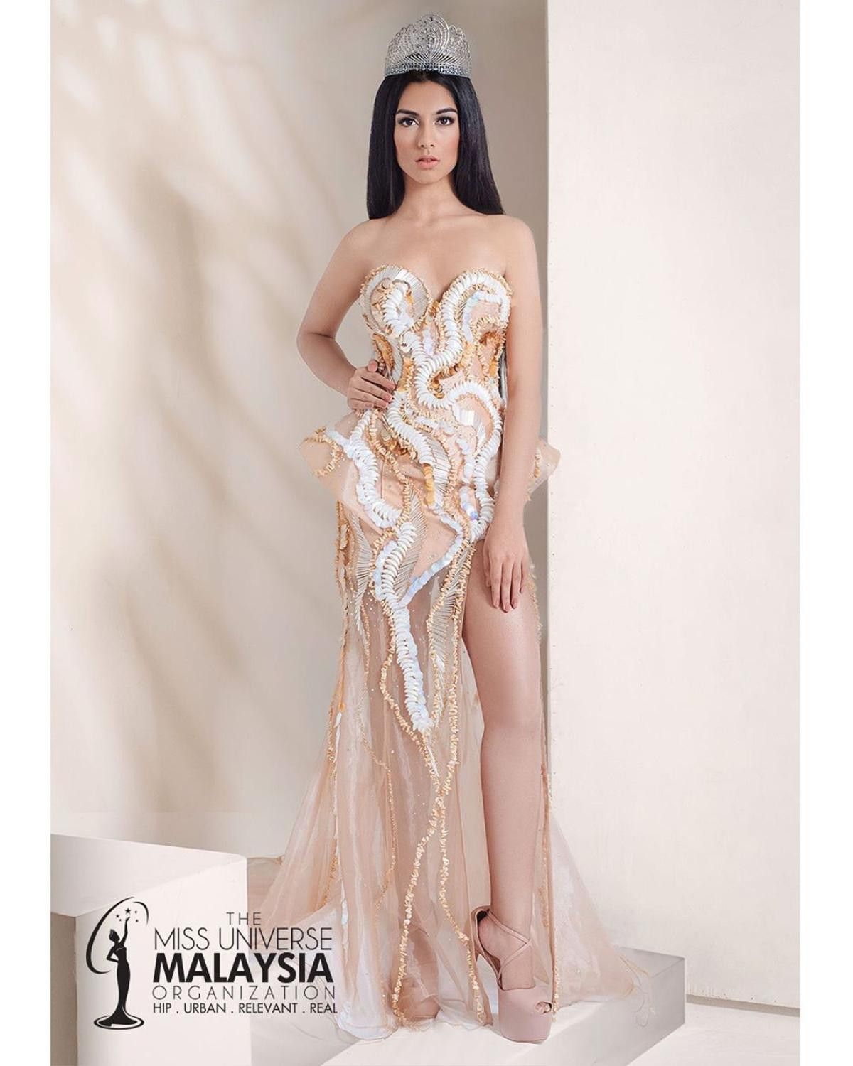 Trang phục dân tộc Miss Universe: Đối thủ Hoàng Thùy chơi lớn mang 'Bàn Thờ - Hoa dâm bụt' lên sân khấu, fan tiếc hùi hụi Ảnh 5