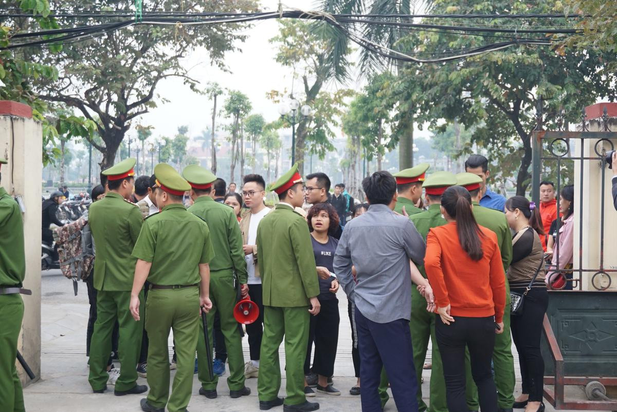 Khá 'Bảnh' vẫy tay chào bạn bè người thân khi bị áp giải tới phiên tòa sáng nay Ảnh 1