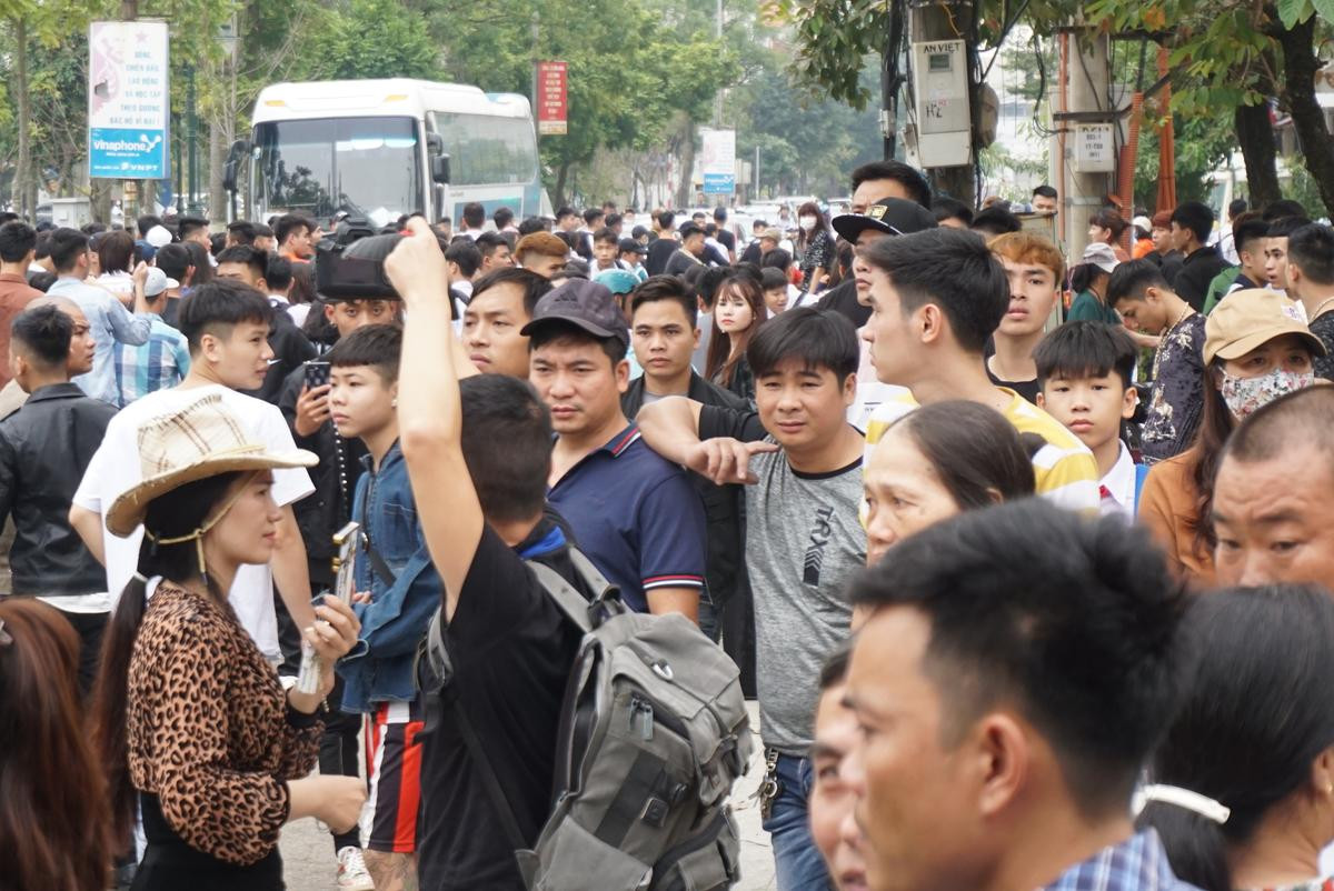 Khá ‘Bảnh’ ôm chặt người thân sau phiên toà: ‘Mọi người ở nhà giữ sức khoẻ nhé, con đi 10 năm thôi’ Ảnh 13