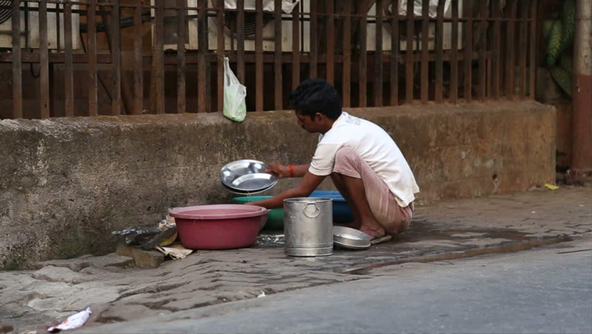 Chán học, con trai đại gia dầu mỏ bỏ nhà đi rửa bát thuê, ăn đồ thừa và ngủ lề đường Ảnh 3