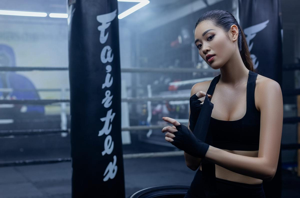 Rũ bỏ vẻ ngọt ngào, Khánh Vân gây bất ngờ khi khoe eo thon hút mắt, tập boxing cực ngầu Ảnh 1