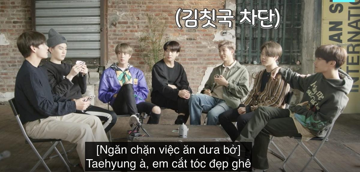 V (BTS) cắt tóc, nhuộm đen và đây là phản ứng của RM và Jungkook! Ảnh 2