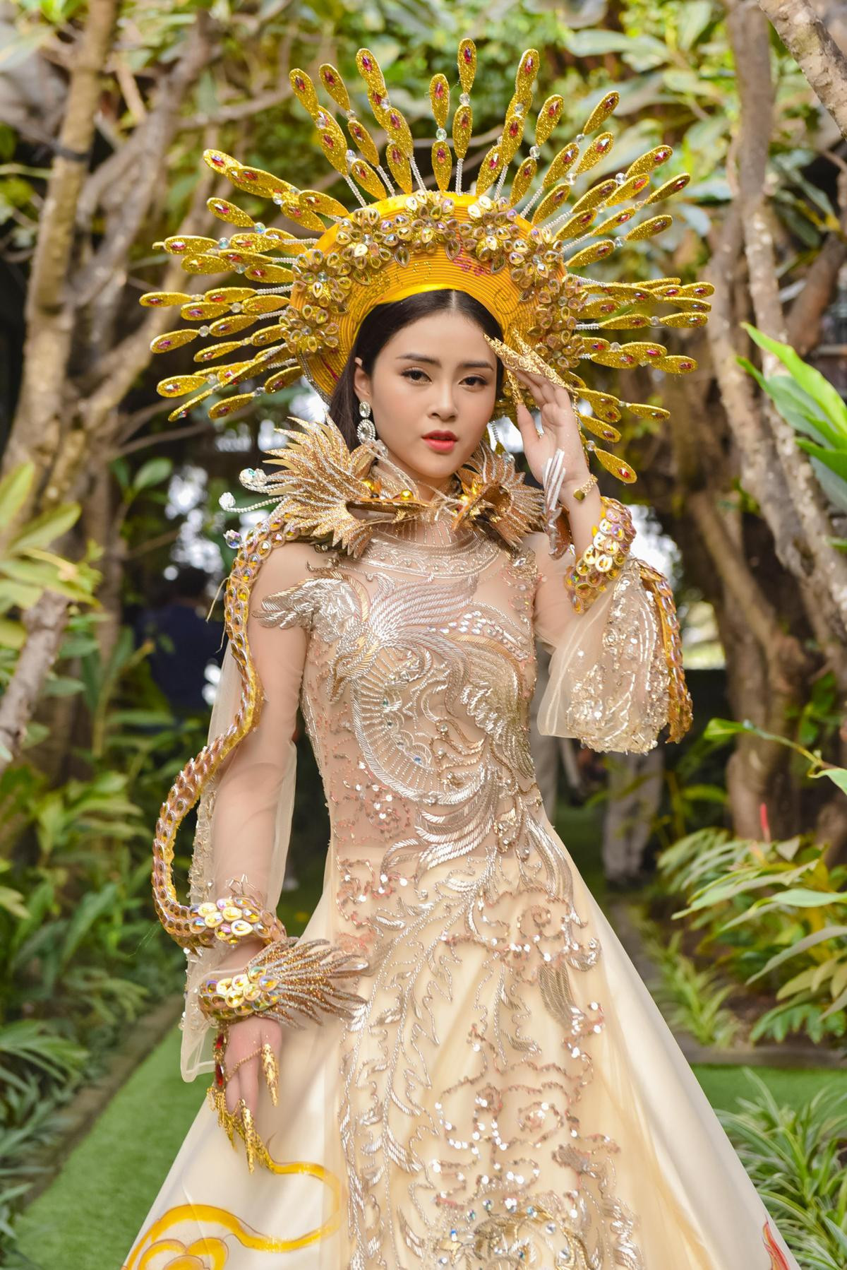 Nguyễn Thị Thành, Phan Thị Mơ diện áo dài lấp lánh, làm cô dâu yêu kiều trên sàn runway Ảnh 7