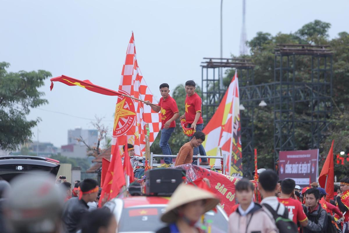 Hàng nghìn cổ động viên tập trung tại SVĐ Mỹ Đình hò reo cổ vũ đội tuyển Việt Nam trước giờ gặp UAE Ảnh 10