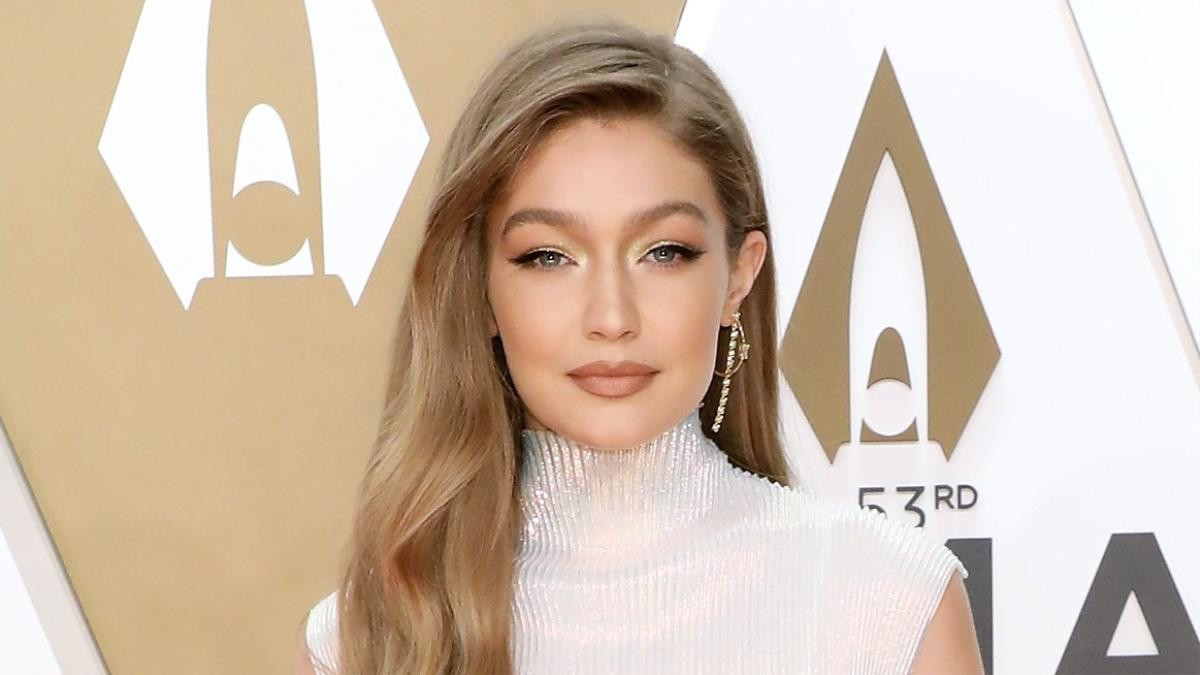 Chỉ dùng mỹ phẩm giá rẻ, lớp trang điểm ‘mắt nâu môi trầm’ của Gigi Hadid gây sốt trên thảm đỏ Ảnh 1