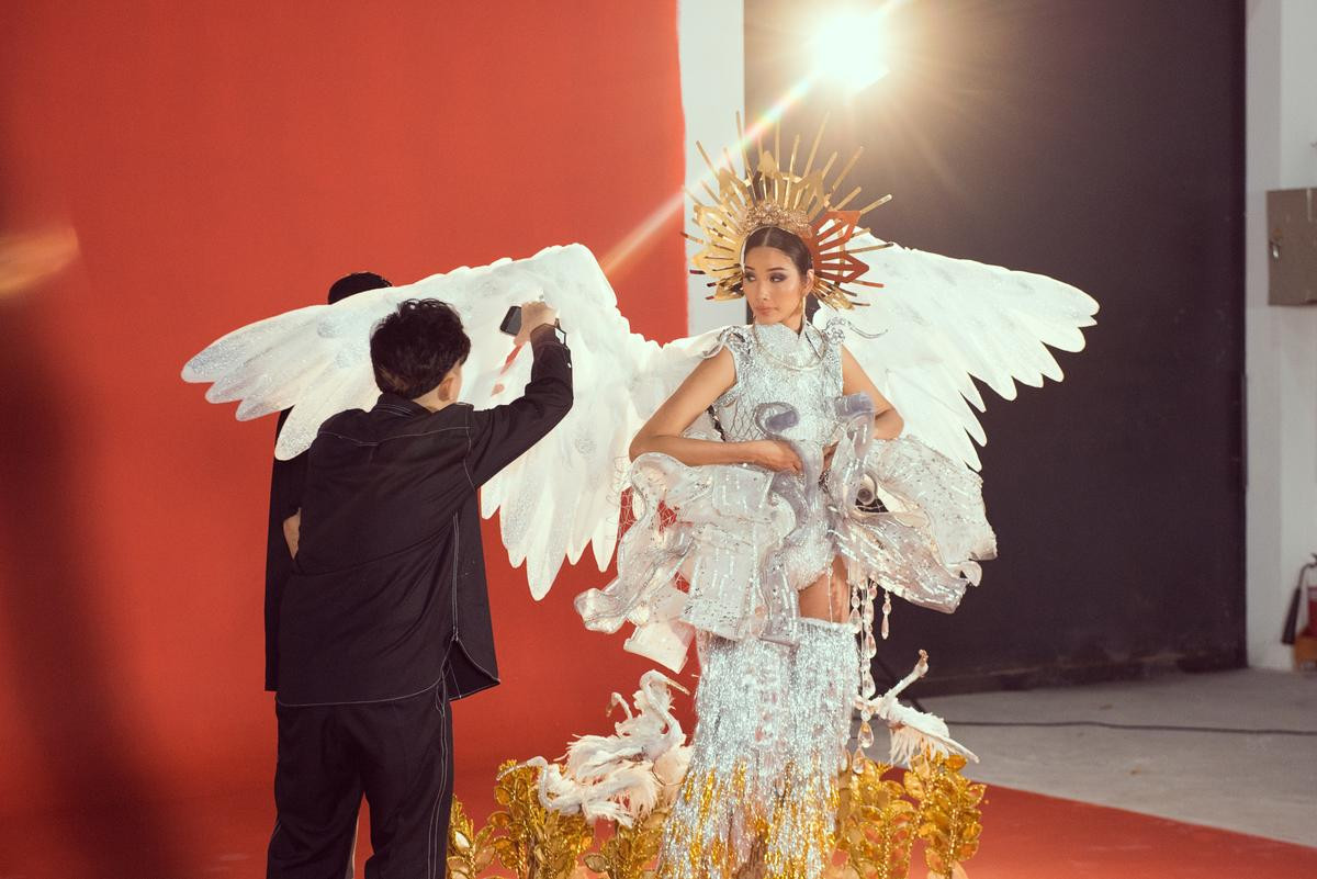 Top 3 National Costume 'gây bão' fan quốc tế: Chọn mẫu nào Hoàng Thùy cũng tỏa sáng tại Miss Universe 2019! Ảnh 4