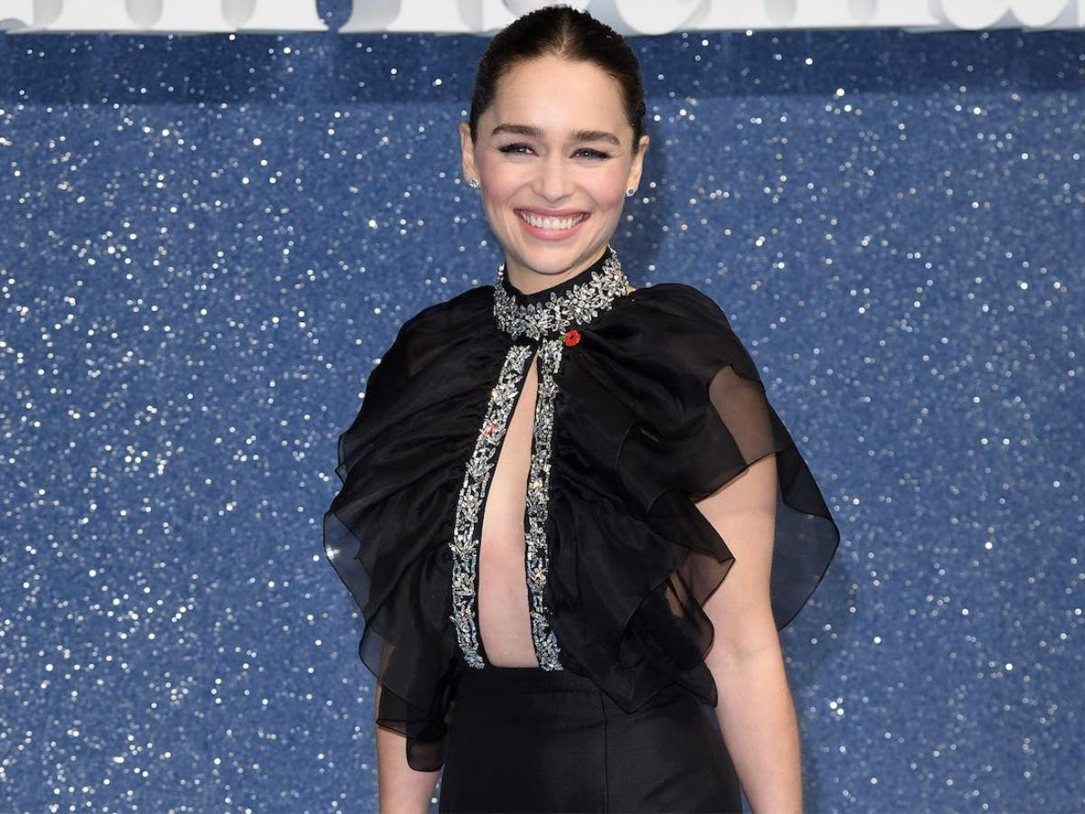 ‘Mẹ rồng’ Emilia Clarke diện váy xẻ bạo khoe vòng một như phẳng lỳ cùng trang sức hơn 6 tỷ Ảnh 1