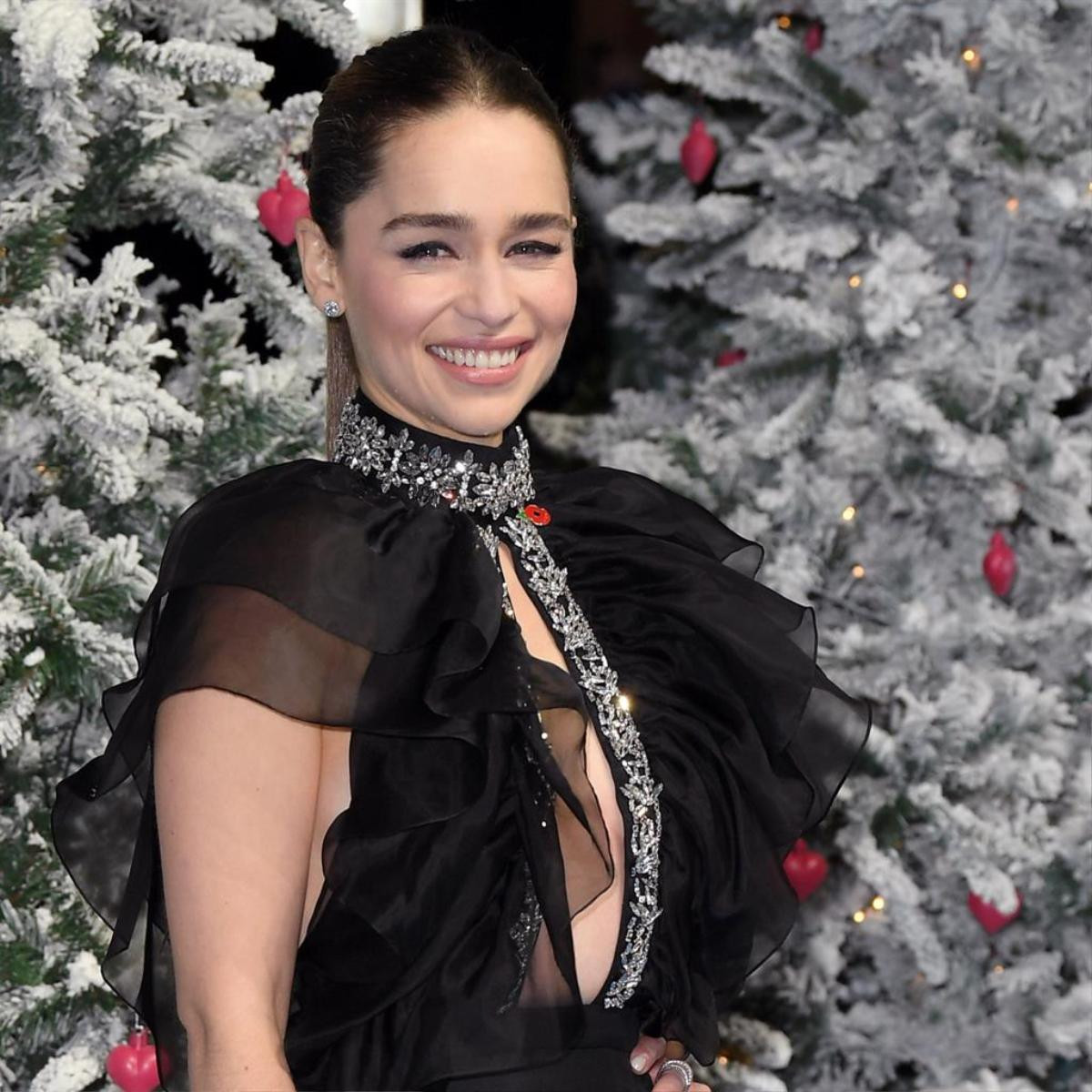 ‘Mẹ rồng’ Emilia Clarke diện váy xẻ bạo khoe vòng một như phẳng lỳ cùng trang sức hơn 6 tỷ Ảnh 10