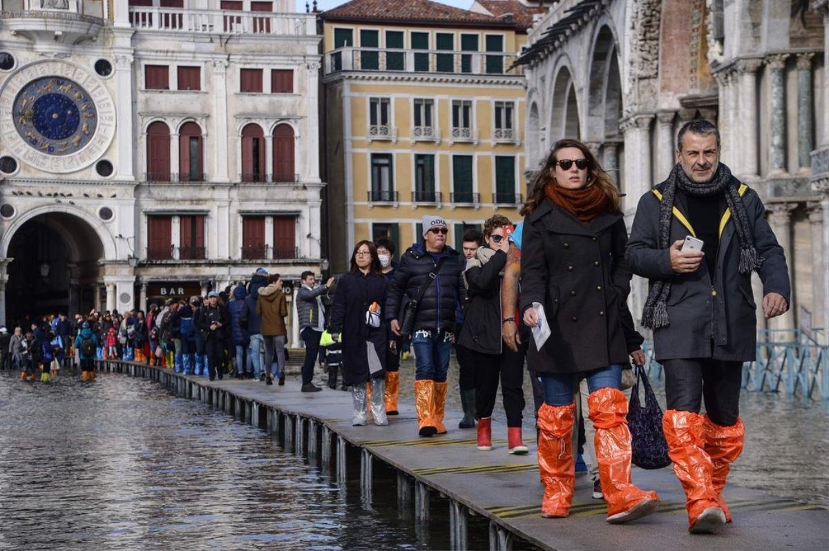 Dân Venice khóc ròng vì ngập lụt lịch sử, du khách vẫn mê mải selfie Ảnh 3