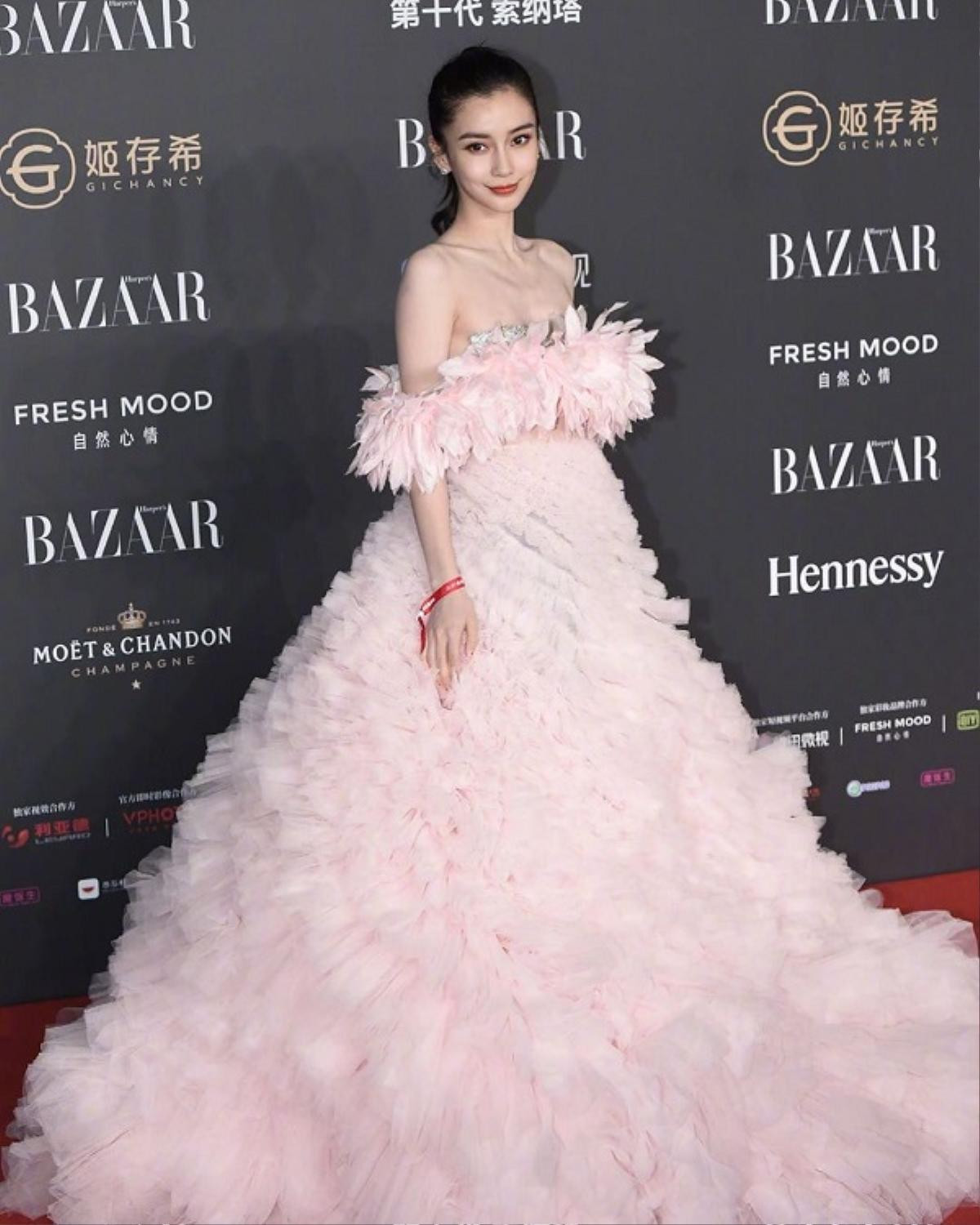 Angelababy mặc váy bồng bềnh như nàng tiên hoa đẹp lấn át dàn sao nữ trên thảm đỏ Ảnh 2