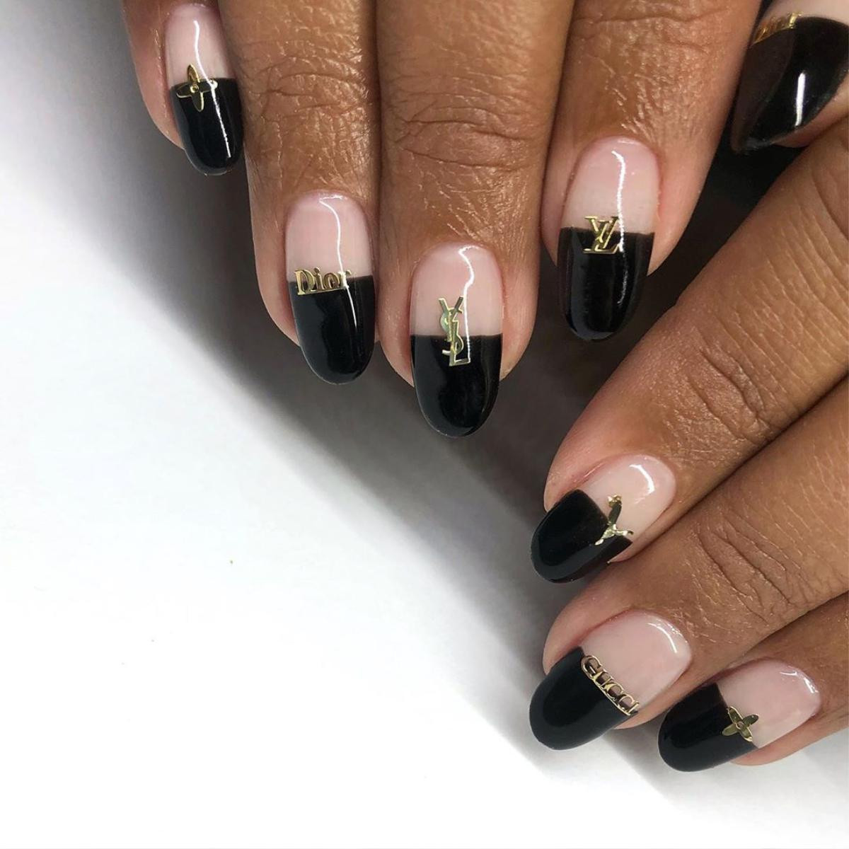 Chất phát ngất trend vẽ nail lấy cảm hứng từ logo các nhà mốt xa xỉ Gucci, Chanel, LV Ảnh 12