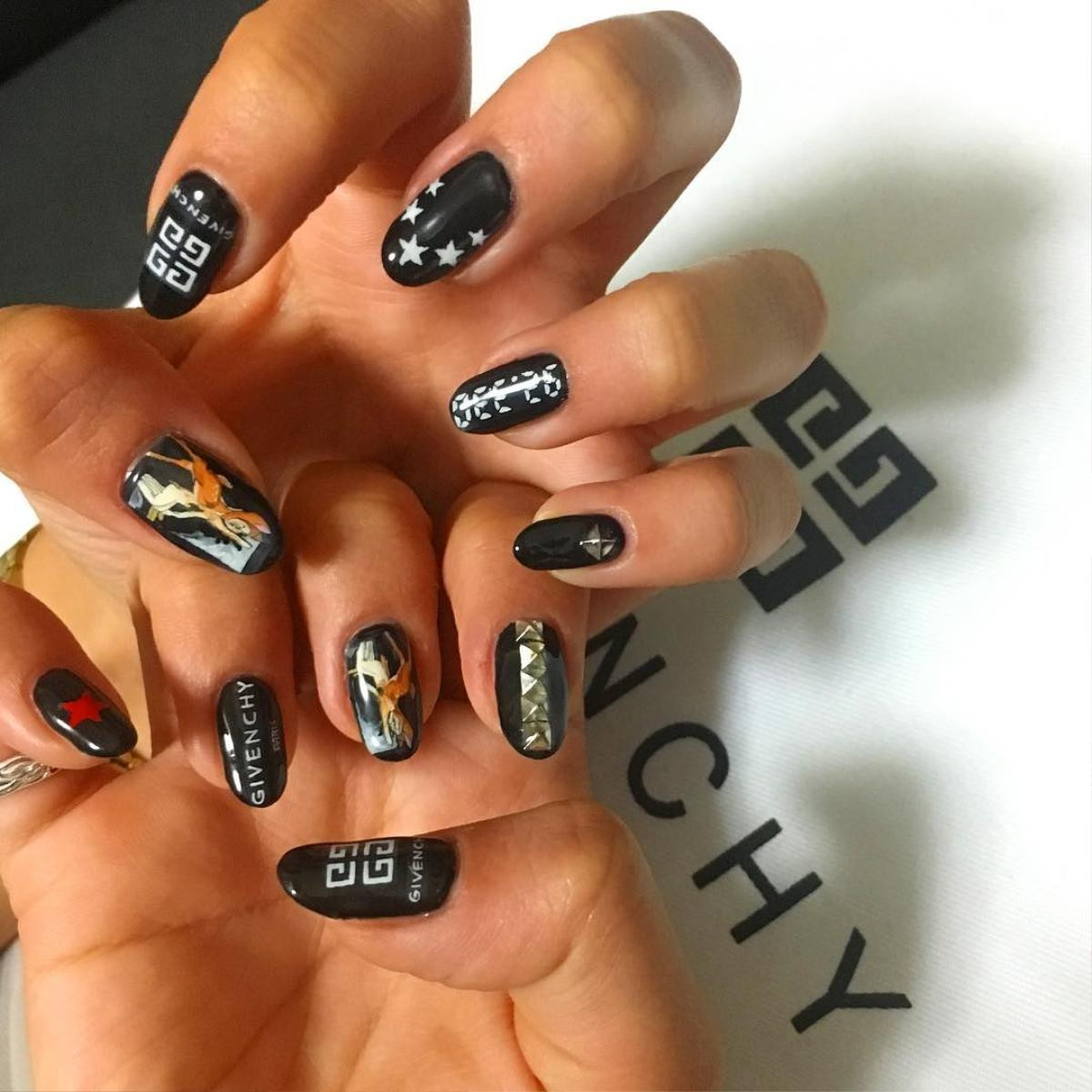 Chất phát ngất trend vẽ nail lấy cảm hứng từ logo các nhà mốt xa xỉ Gucci, Chanel, LV Ảnh 15