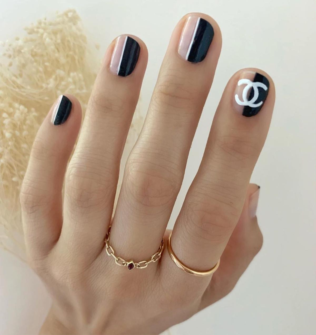 Chất phát ngất trend vẽ nail lấy cảm hứng từ logo các nhà mốt xa xỉ Gucci, Chanel, LV Ảnh 1