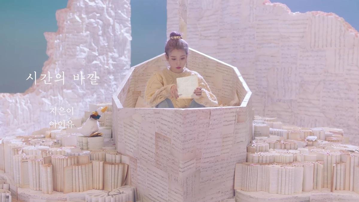 IU kể tiếp câu chuyện dang dở từ hit 'You & I' trong MV đầy cảm xúc 'Above The Time' Ảnh 3