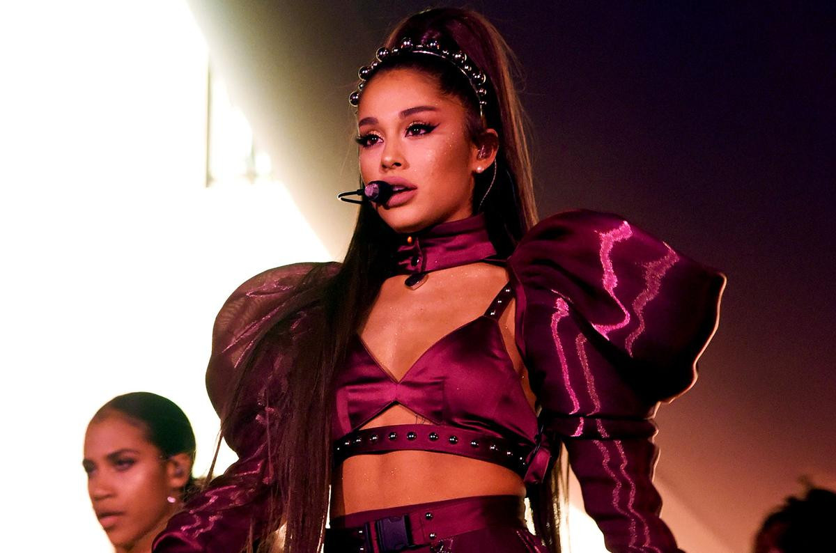 Ariana Grande quay clip khóc lóc xin lỗi vì huỷ show nhưng sao fan Việt lại 'cà khịa' Bích Phương thế này? Ảnh 2