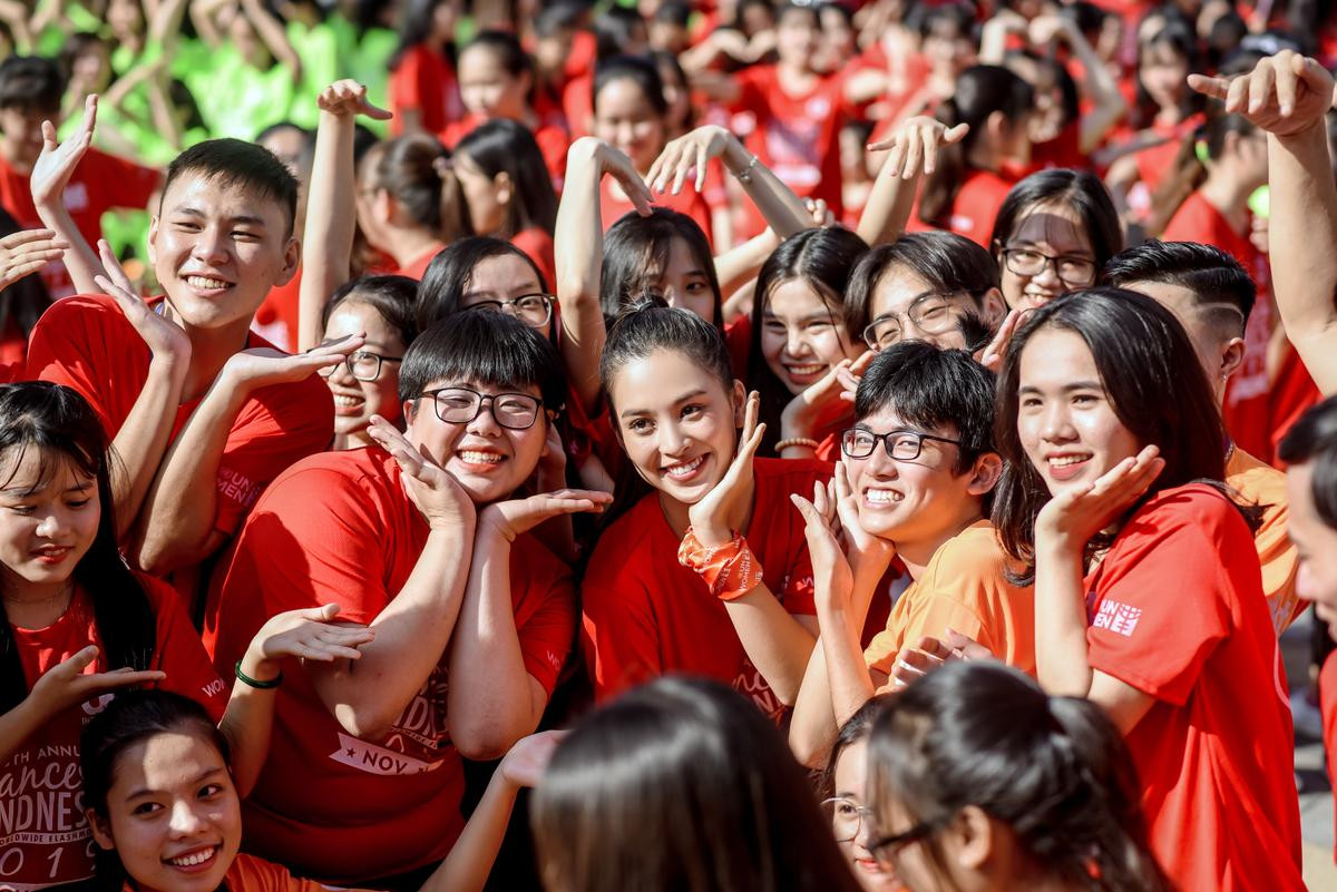 Hoa hậu Tiểu Vy xinh đẹp rạng rỡ, nhảy flashmob cùng hàng ngàn sinh viên Ảnh 7