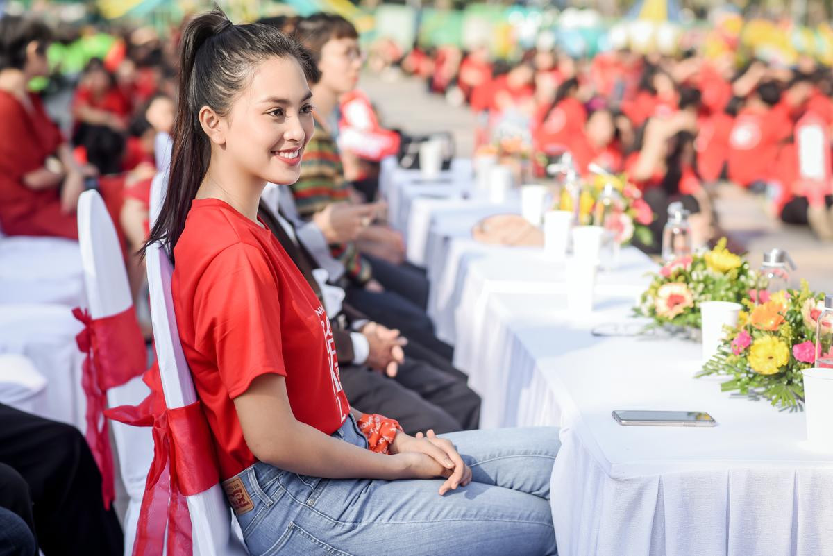 Hoa hậu Tiểu Vy xinh đẹp rạng rỡ, nhảy flashmob cùng hàng ngàn sinh viên Ảnh 1