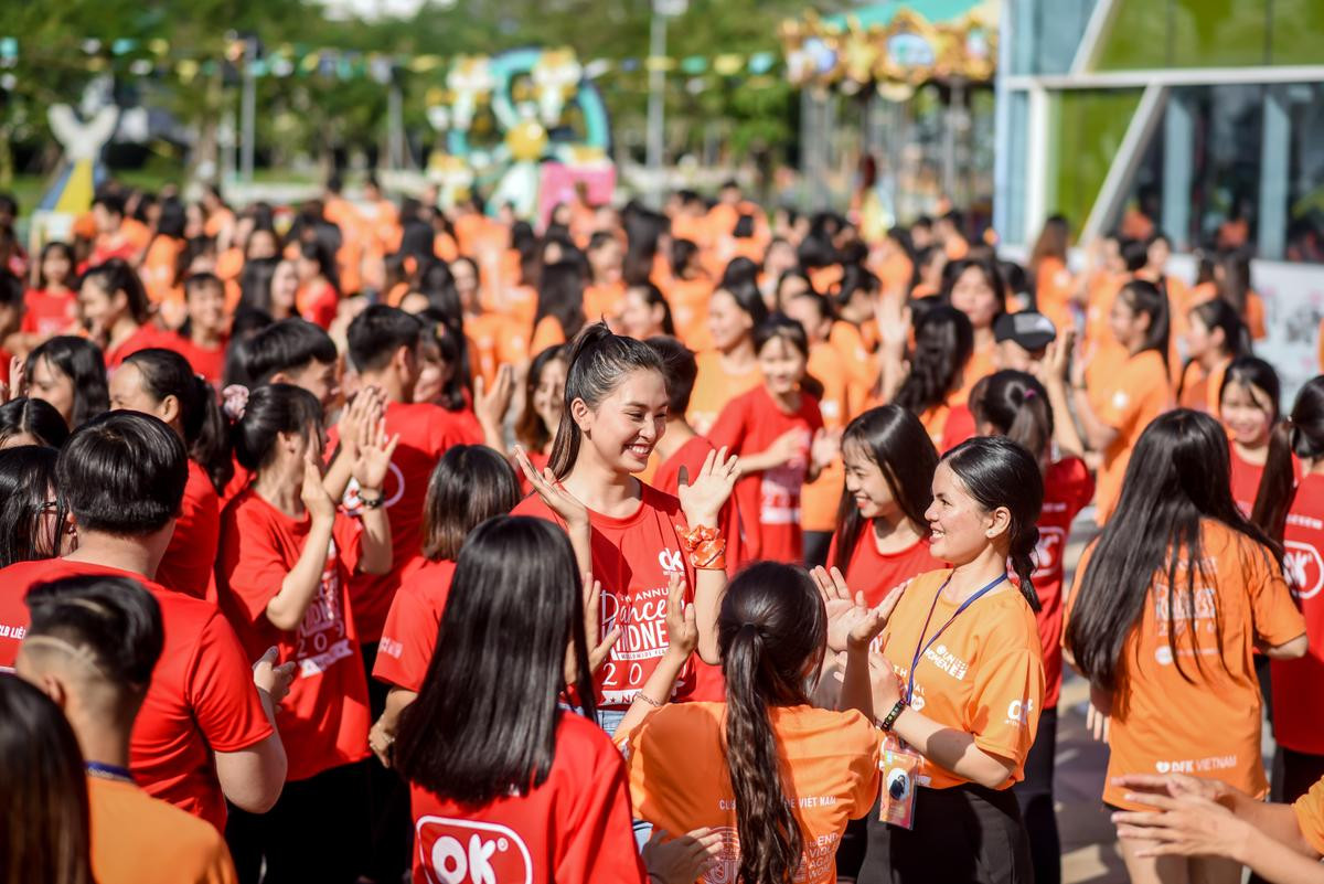 Hoa hậu Tiểu Vy xinh đẹp rạng rỡ, nhảy flashmob cùng hàng ngàn sinh viên Ảnh 3