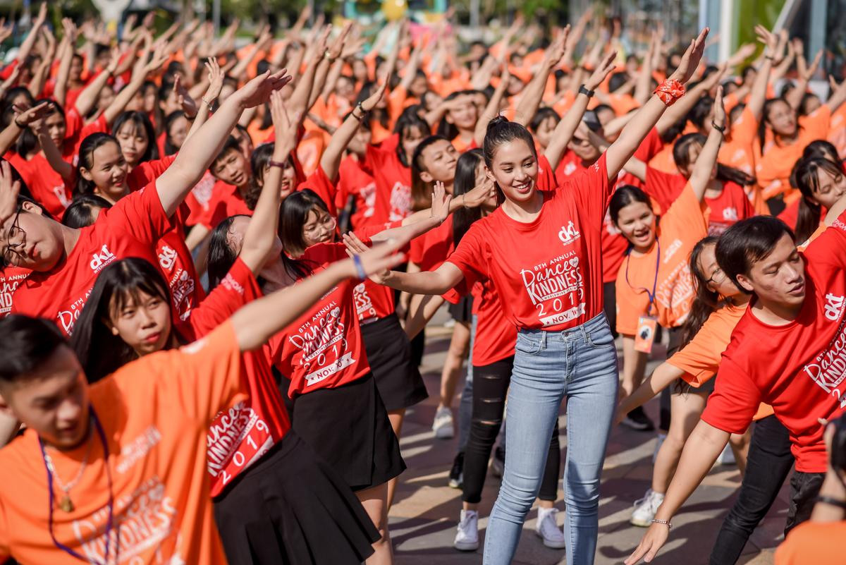 Hoa hậu Tiểu Vy xinh đẹp rạng rỡ, nhảy flashmob cùng hàng ngàn sinh viên Ảnh 5