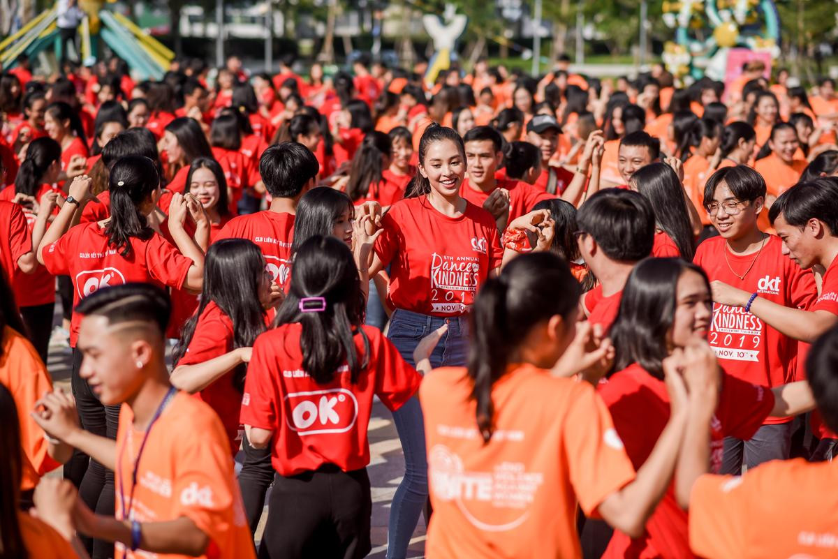 Hoa hậu Tiểu Vy xinh đẹp rạng rỡ, nhảy flashmob cùng hàng ngàn sinh viên Ảnh 4