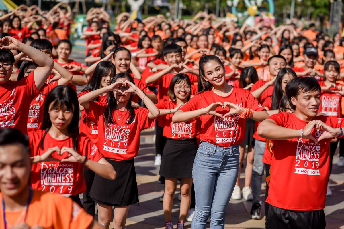 Hoa hậu Tiểu Vy xinh đẹp rạng rỡ, nhảy flashmob cùng hàng ngàn sinh viên Ảnh 9