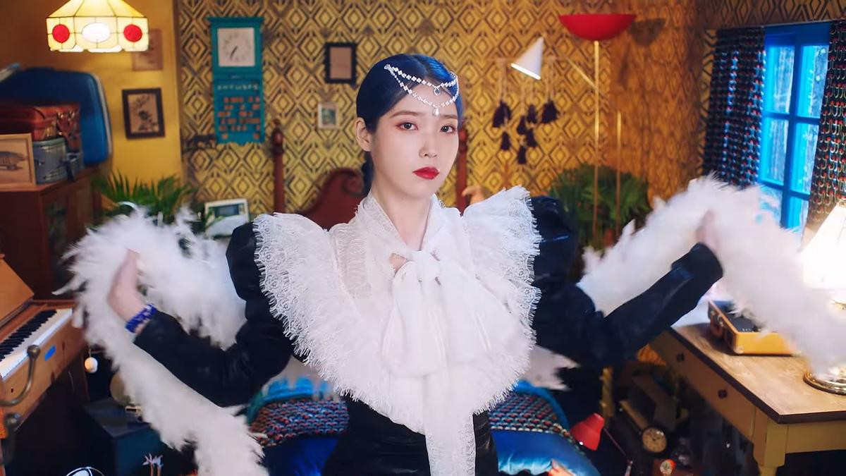 IU hóa cô nàng 'tắc kè bông' biến tấu loạt phong cách mới mẻ trong MV ca khúc chủ đề 'Blueming' Ảnh 1