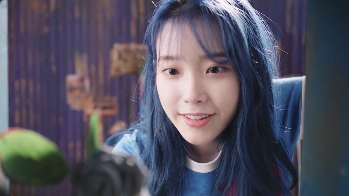 IU hóa cô nàng 'tắc kè bông' biến tấu loạt phong cách mới mẻ trong MV ca khúc chủ đề 'Blueming' Ảnh 3