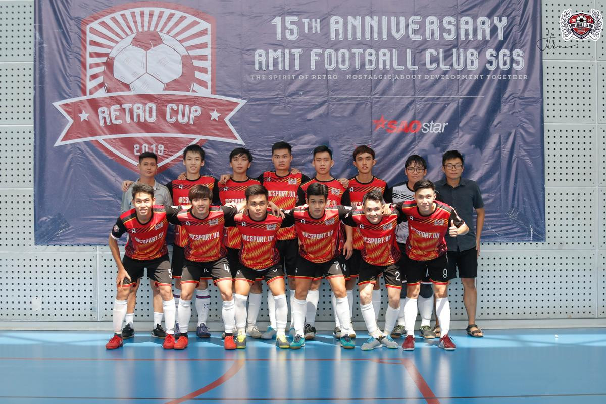 Khán đài ĐH RMIT bùng nổ với trận chung kết giải bóng đá Retro Cup 2019 Ảnh 1