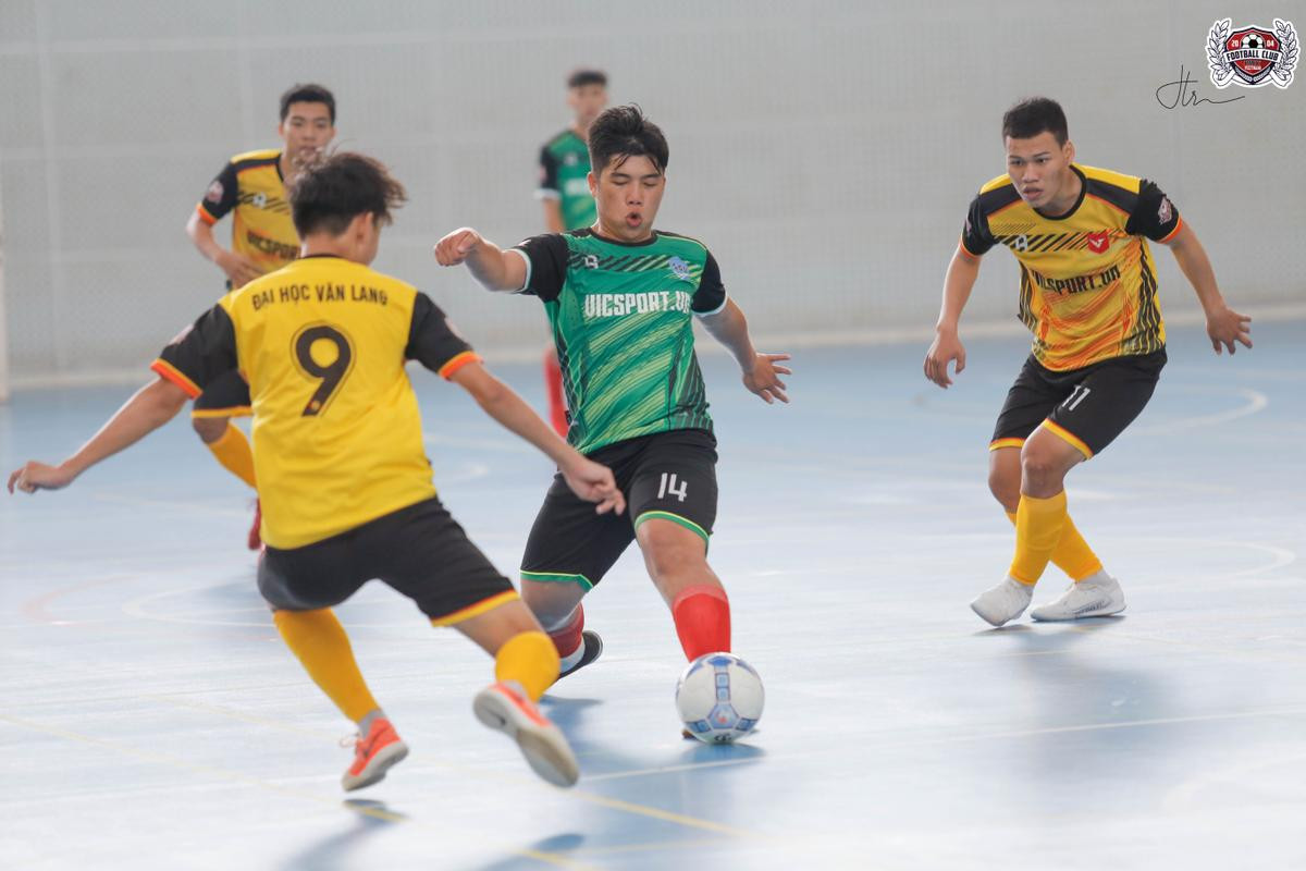 Khán đài ĐH RMIT bùng nổ với trận chung kết giải bóng đá Retro Cup 2019 Ảnh 11