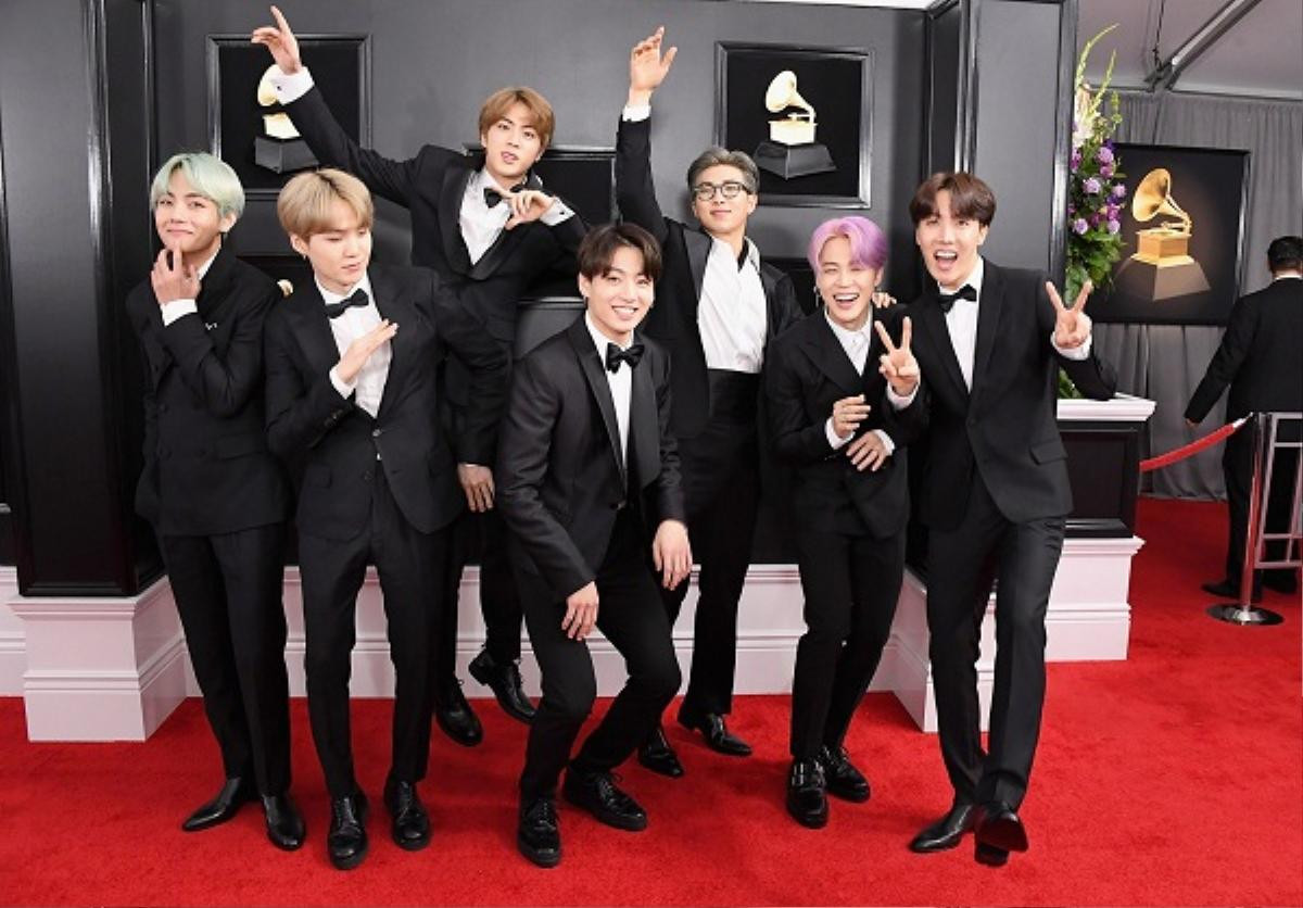 Fans Hàn tự hào khi trang phục tuxedo mà BTS mặc trên thảm đỏ Grammy được trưng bày tại bảo tàng ở Mỹ Ảnh 2